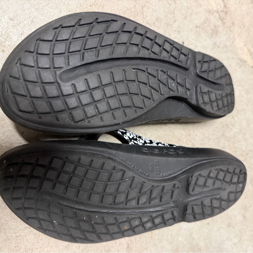 OOFOS Women's Black and Red Sandals Collection - Picture 2 of 11